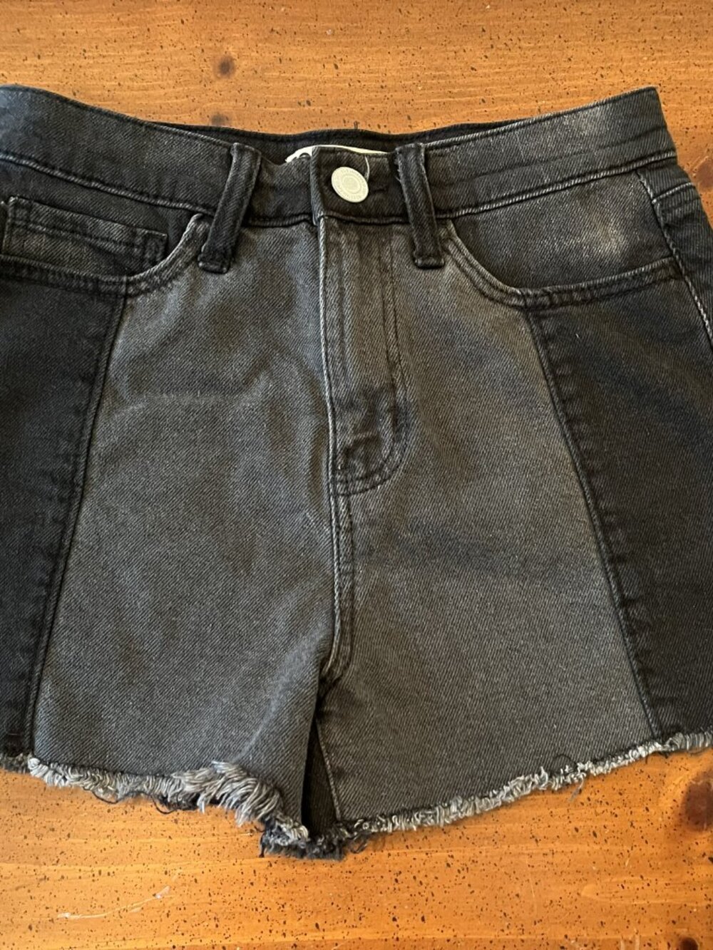 SO Two-Toned Black High Rise Frayed Hem Mom Jean Shorts - Size 3 - Picture 2 of 6